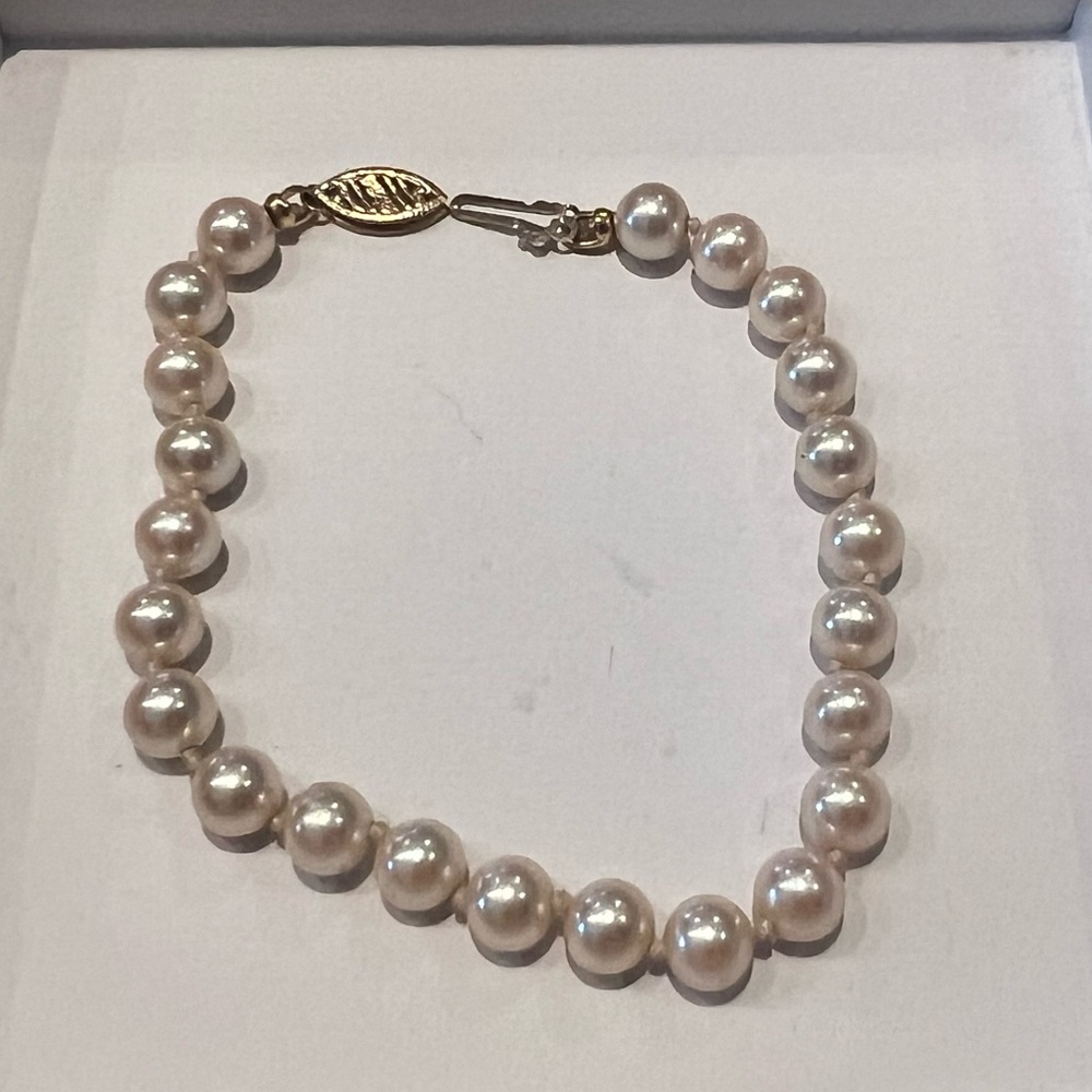Elegant Pearl Bracelet with Gold Clasp